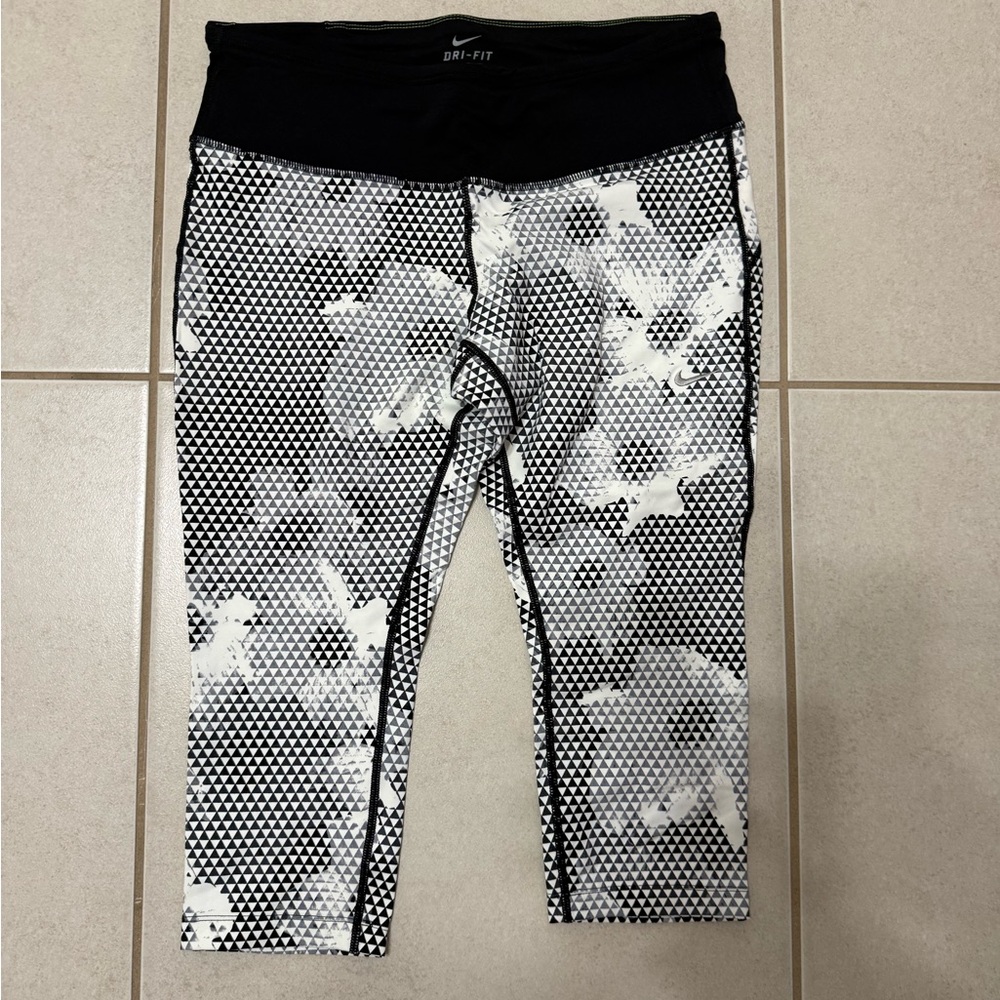 Nike women’s  Black and White capris
